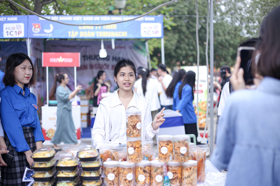 Năm nay tại Ngày hội còn cho thấy sự đổi mới, Chuyển đổi Số thông qua việc bán hàng livestream tại các gian hàng. (Ảnh: Diễm Hằng/Vietnam+)