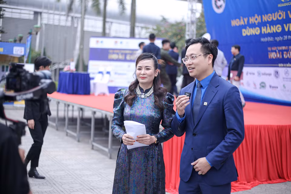 Điểm nhấn của sự kiện là hàng loạt các gian hàng đã đồng loạt livestream trực tiếp giới thiệu và bán các sản phẩm Made in Vietnam. Ông Trần Quang Hưng đã mở đầu thực hiện phiên livestream trên nền tảng Tiktok. (Ảnh: Diễm Hằng/Vietnam+)