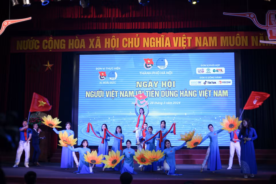 Hôm nay 28/3 tại huyện Hoài Đức (Hà Nội) diễn ra Ngày hội người Việt Nam ưu tiên dùng hàng Việt Nam 2024 nhằm giới thiệu các sản phẩm hàng Việt tới đông đảo đoàn viên thanh niên và nhân dân Thủ đô. (Ảnh: Diễm Hằng/Vietnam+)