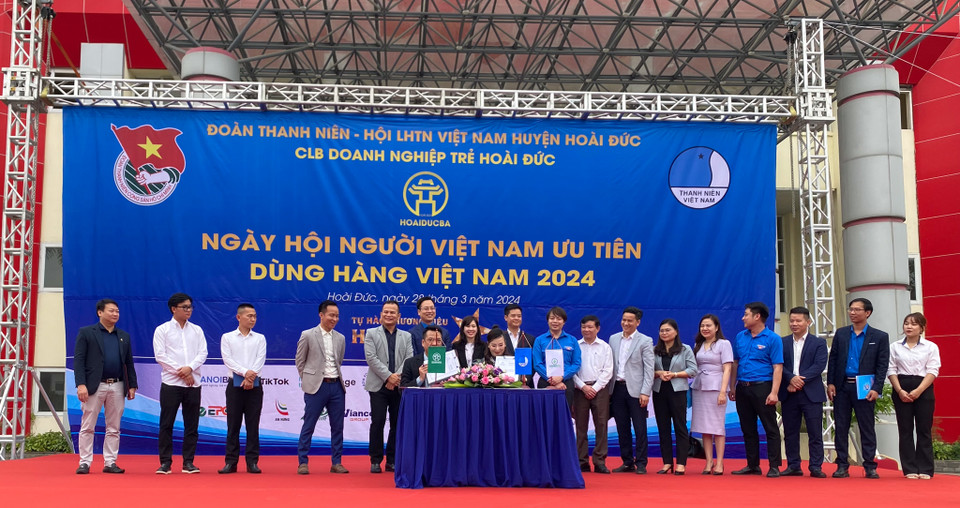 Đây là chương trình được tổ chức thường niên nhằm mục đích tuyên truyền giáo dục, nâng cao ý thức của người tiêu dùng Thủ đô, đặc biệt là lớp trẻ về hàng Việt, góp phần giúp các doanh nghiệp hàng Việt bảo vệ thị phần và thương hiệu trong nước. Ngày hội có sự tham gia bán hàng và trưng bày sản phẩm của khoảng 30 doanh nghiệp trên địa bàn Hà Nội. (Ảnh: Diễm Hằng/Vietnam+)