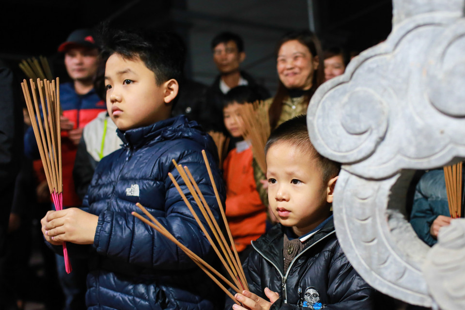 Dân làng An Định quan niệm, nếu xin được lửa từ đình làng về nhà hay còn gọi là ‘lấy đỏ’ thì gia đình cả năm sẽ gặp nhiều may mắn. (Ảnh: Minh Sơn/Vietnam+)