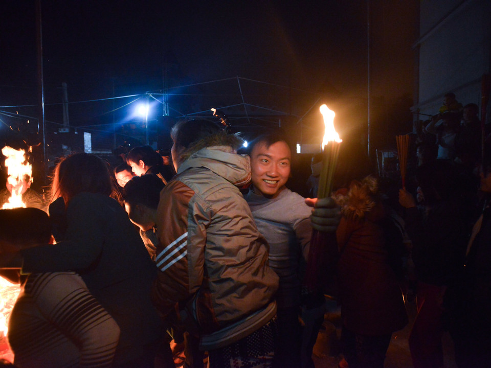 Những người đầu tiên xin được lửa liền chạy thật nhanh về nhà. (Ảnh: Minh Sơn/Vietnam+) 