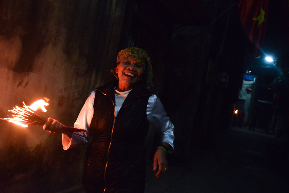 Mọi người quan niệm, nếu giữ được lửa về đến nhà thì sẽ gặp may mắn cả năm. (Ảnh: Minh Sơn/Vietnam+) 