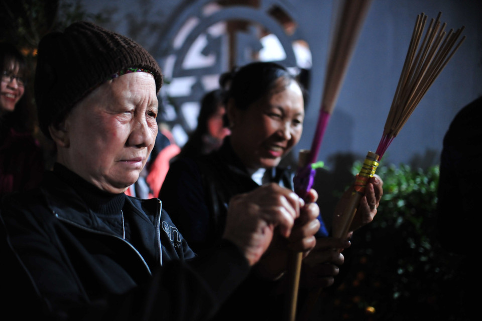 Cứ đêm 11 tháng Giêng Âm lịch, các cụ trong làng sẽ mang tất cả đồ vàng mã được người dân và khách thập phương cúng tế ra giữa sân đình để hóa, còn hương được phát cho người làng làm vật xin lửa mang về bàn thờ gia đình. (Ảnh: Minh Sơn/Vietnam+)