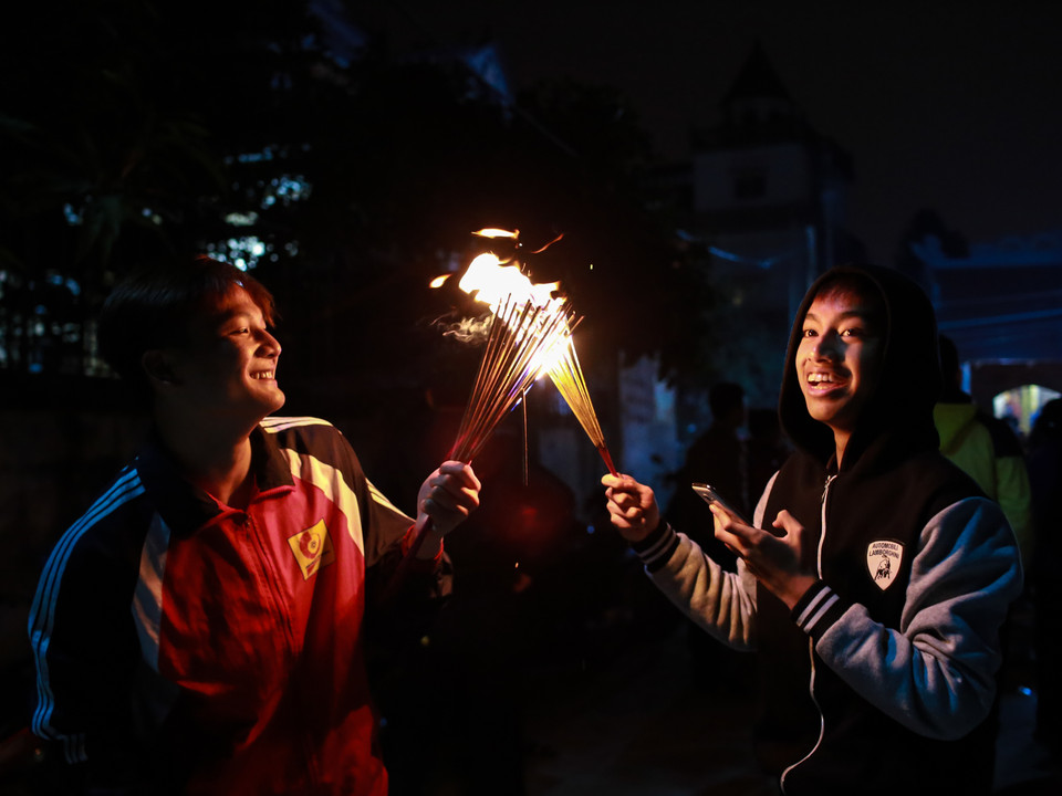 Người dân làng rất hiền hòa, nhường nhịn, không hề có chuyện tranh giành lửa với nhau. Mọi người thường chia lửa cho nhau, người ở trong sẽ đưa lửa cho người ở ngoài để thể hiện tình làng nghĩa xóm. (Ảnh: Minh Sơn/Vietnam+)