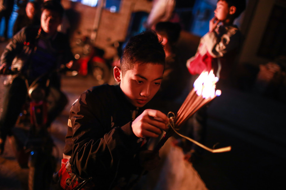 Người dân làng An Định bảo với nhau sẽ cố gắng giữ gìn nét đẹp văn hóa này để truyền lại cho con cháu. (Ảnh: Minh Sơn/Vietnam+)