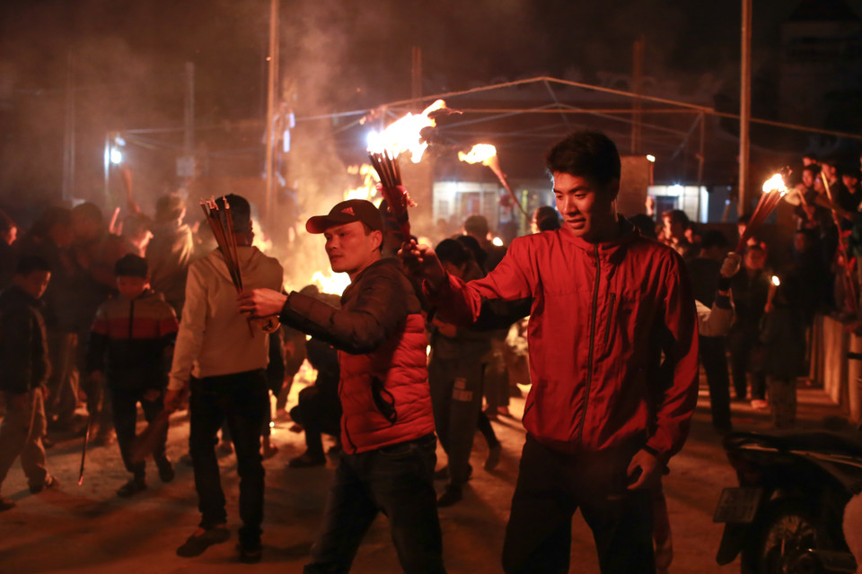 Tục này thể hiện ước nguyện dân làng muốn xin lộc nhà Thánh về để cầu chúc cho gia đình mình dồi giàu sức khỏe, làm ăn tốt, gia đình vui vẻ hòa thuận. (Ảnh: Minh Sơn/Vietnam+)