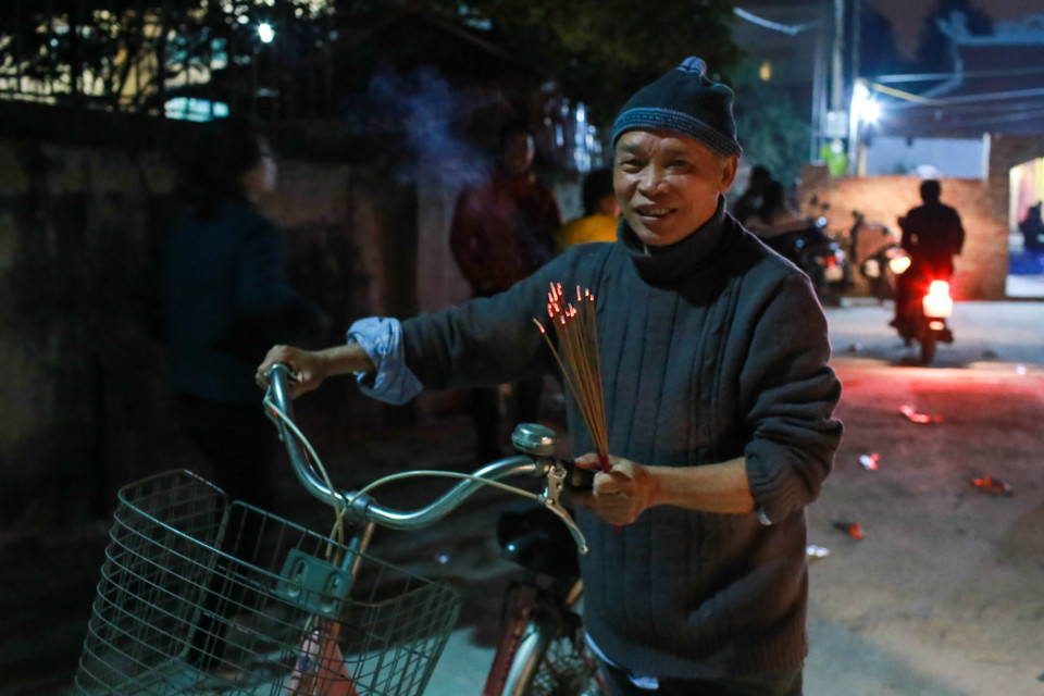 Ông Bùi Ngọc Phụng (76 tuổi) lần đầu tiên tham gia lễ hội xin lửa. Ông chia sẻ, đây thực sự là một lễ hội độc đáo, gắn kết xóm làng với nhau. (Ảnh: Minh Sơn/Vietnam+) 