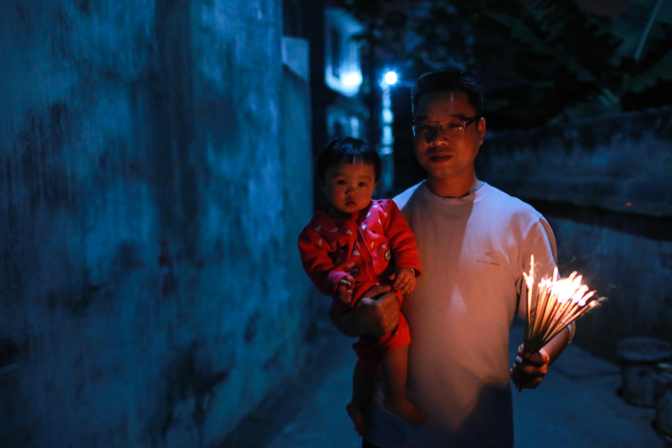 Anh Trần Trọng Bắc mới về làng từ năm 2007 nhưng cũng hào hứng tham gia lễ hội độc đáo này. (Ảnh: Minh Sơn/Vietnam+) 