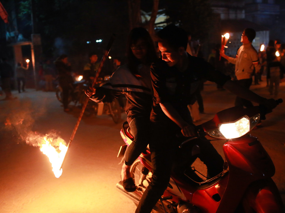 Dân làng An Định luôn tin rằng lửa đình tượng trưng cho sự may mắn, ai mang lửa về nhà mình nhanh nhất sẽ được may mắn nhiều. (Ảnh: Minh Sơn/Vietnam+)