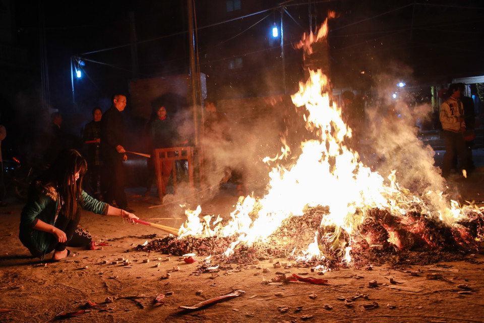 Một số cụ cao niên trong làng cho biết, đốt lửa hóa vàng là lộc của Thánh nên dân làng ra xin lửa là xin lộc của Thánh về để mang lại thinh vượng bình yên cho nhà mình. (Ảnh: Minh Sơn/Vietnam+)