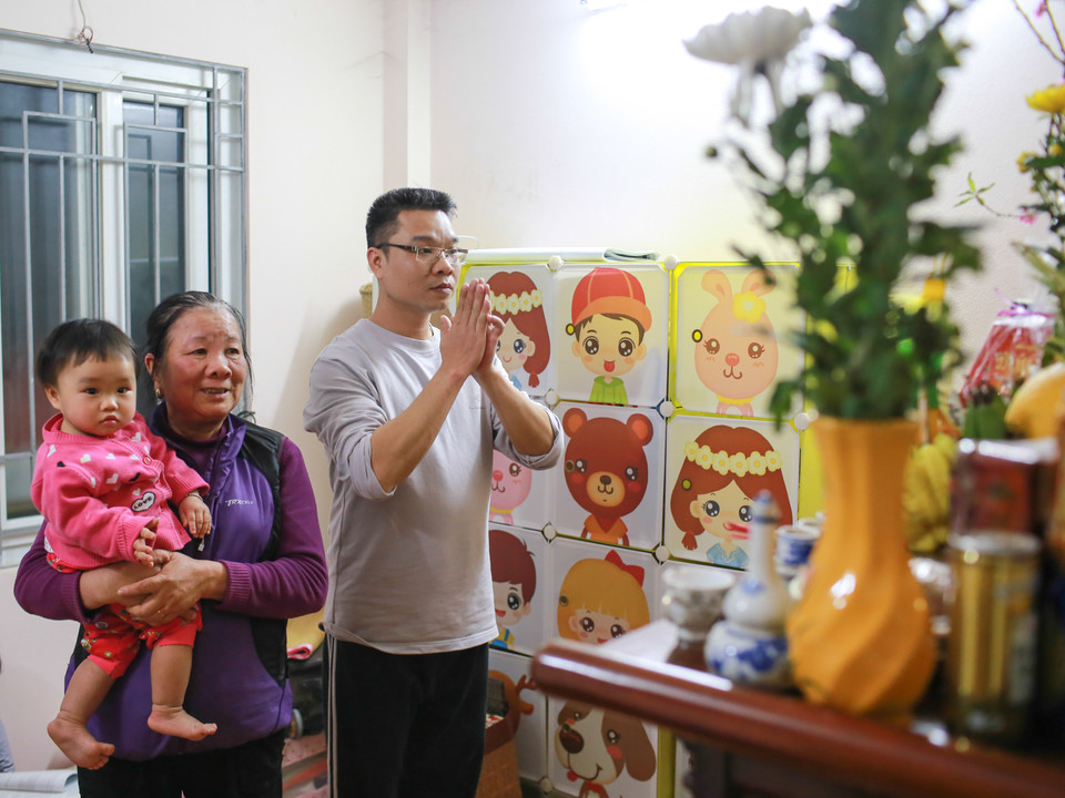 Anh cho biết, dù không phải người dân gốc nhưng anh vẫn tham gia vì đã trở thành một phần của ngôi làng này. (Ảnh: Minh Sơn/Vietnam+) 