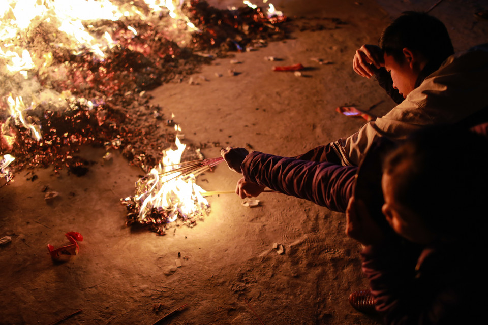 Một cụ cao niên trong làng chia sẻ, xin lửa là phong tục truyền thống của làng cứ mỗi dịp Tết đến, xuân về. Người lớn xin lửa để mong làm ăn phát đạt, người già xin lửa để cầu mong sức khỏe, trẻ em xin lửa để cầu một năm mới thông minh, học giỏi. (Ảnh: Minh Sơn/Vietnam+)