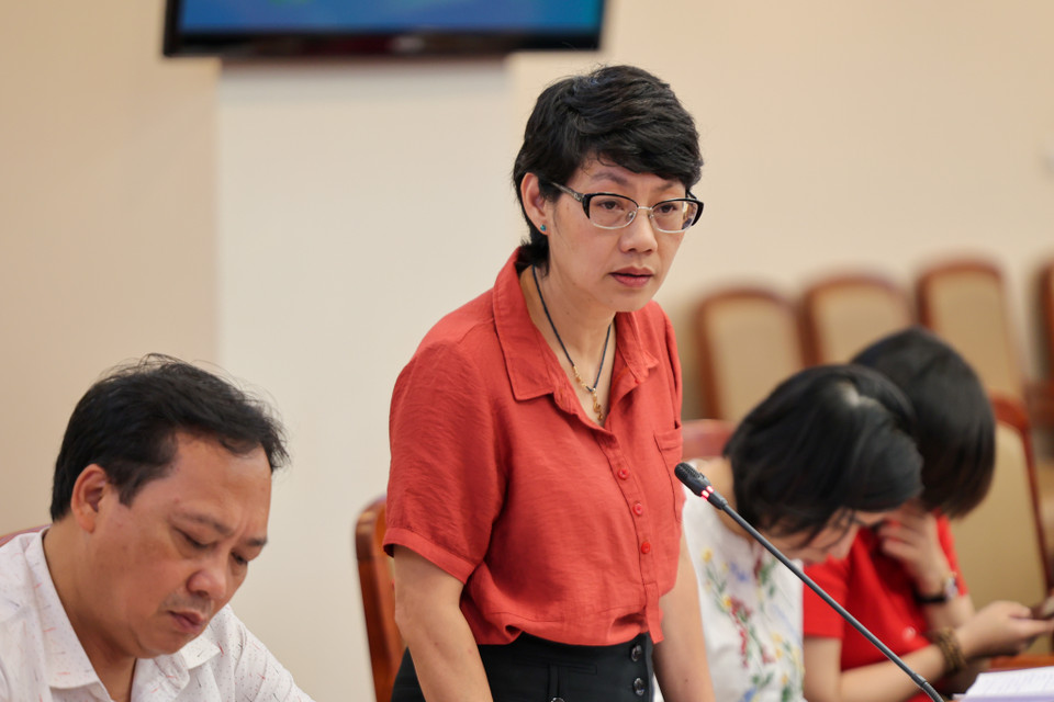 Bà Chu Vân Anh - Đại diện Bộ Ngoại giao chia sẻ về công tác thi đua khen thưởng. (Ảnh: Minh Sơn/Vietnam+)