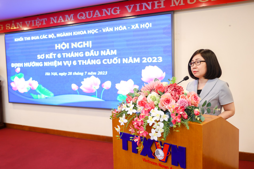 Bà Đoàn Thị Tuyết Nhung - Phó Tổng Giám đốc Thông tấn xã Việt Nam trình bày báo cáo tóm tắt kết quả thực hiện nhiệm vụ chính trị và công tác thi đua, khen thưởng 6 tháng đầu năm 2023 và đề xuất phương hướng hoạt động 6 tháng cuối năm 2023. (Ảnh: Minh Sơn/Vietnam+)