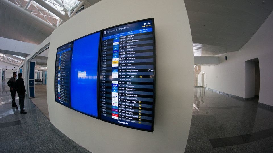 Có tổng cộng 283 màn hình hiển thị thông tin chuyến bay rải rác khắp nhà ga giúp hành khách dễ dàng tra cứu thông tin. (Ảnh: Minh Sơn–Hoàng Long/Vietnam+)