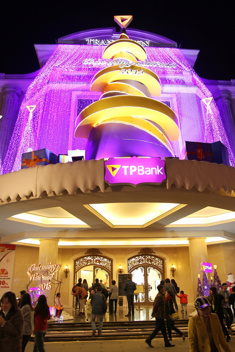 Khu vực mua sắm Tràng Tiền Plaza đông đúc hơn nhờ được trang hoàng rực rỡ. (Ảnh: PV/Vietnam+)