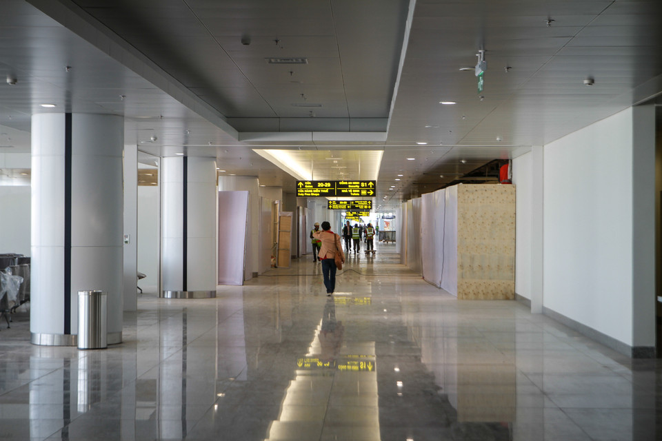 Nhà ga có chiều dài khoảng 1km nhưng hành khách không phải đi bộ nhiều vì có hệ thống đường băng chuyền liên tiếp hỗ trợ di chuyển. (Ảnh: Minh Sơn–Hoàng Long/Vietnam+)