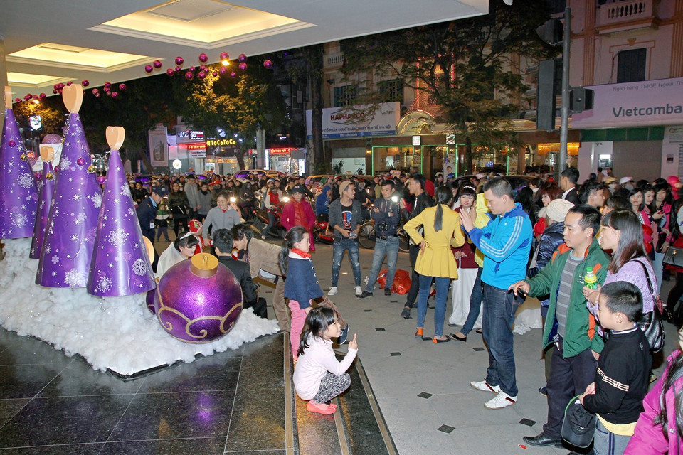 Khu vực mua sắm Tràng Tiền Plaza đông đúc hơn nhờ được trang hoàng rực rỡ. (Ảnh: PV/Vietnam+)