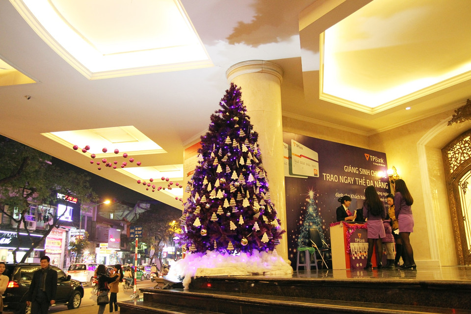 Một cây thông màu tím khá lạ mắt được treo những tấm thiệp điều ước của người dân. (Ảnh: PV/Vietnam+)