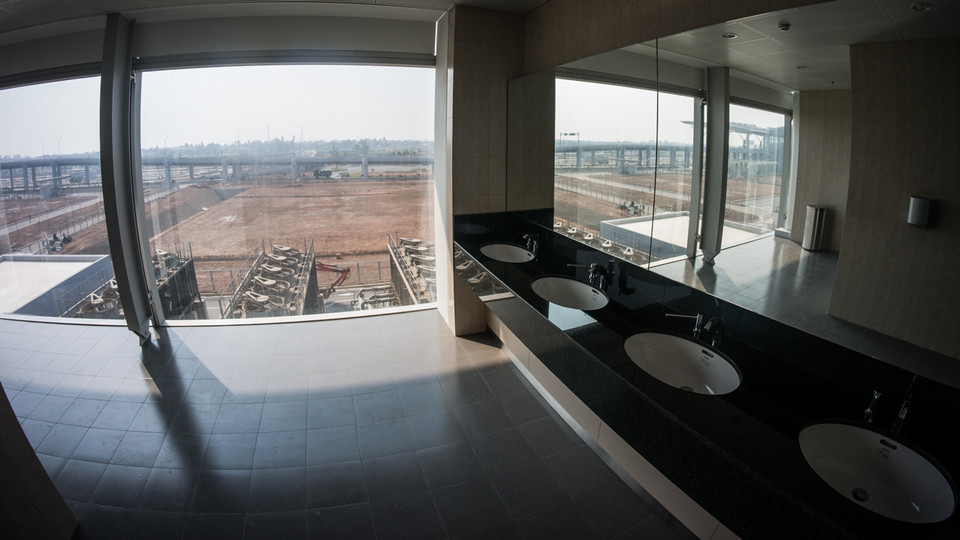 Khu vực nhà vệ sinh hiện đại có thể nhìn ra ngoài sân bay. Đặc biệt, có phòng riêng dành cho người khuyết tật. (Ảnh: Minh Sơn–Hoàng Long/Vietnam+)