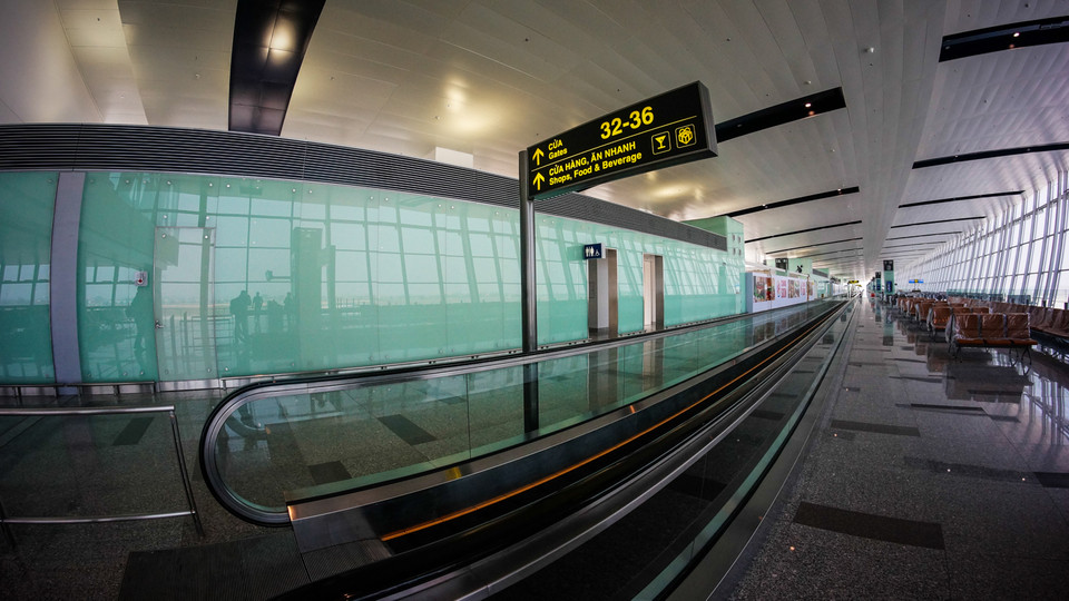 Nhà ga có chiều dài khoảng 1km nhưng hành khách không phải đi bộ nhiều vì có hệ thống đường băng chuyền liên tiếp hỗ trợ di chuyển. (Ảnh: Minh Sơn–Hoàng Long/Vietnam+)