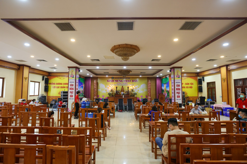 Trước tình trạng khan hiếm máu nghiêm trọng trong đợt dịch COVID-19, Viện Huyết học Truyền máu Trung ương đã tổ chức chương trình 'Hiến máu an toàn - Dựa nơi cửa Phật' tại chùa Quán Sứ kêu gọi mọi người dân tham gia. (Ảnh: Minh Sơn/Vietnam+)