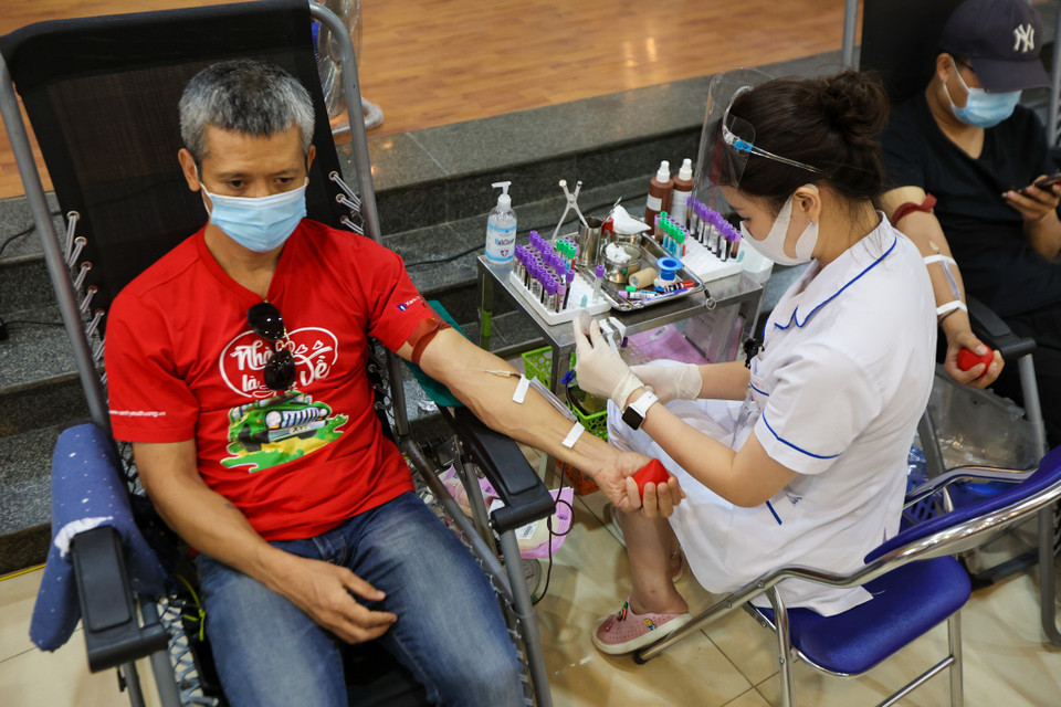 Anh Nguyễn Cao Giang, 45 tuổi ở (Cầu Giấy, Hà Nội) cho biết đây là lần thứ 5 anh đi hiến máu. Dù đi lại hơi khó khăn nhưng Trung tâm hiến máu hỗ trợ rất nhanh đồng thời gửi thông báo để anh dễ dàng đến địa điểm hiến máu. (Ảnh: Minh Sơn/Vietnam+)