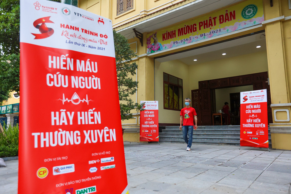 Viện Huyết học hiện có 2 hình thức đăng ký hiến máu, người dân có thể đăng ký hiến máu qua số hot line 0976.99.00.66 hoặc tải ứng dụng Hiến máu. (Ảnh: Minh Sơn/Vietnam+)