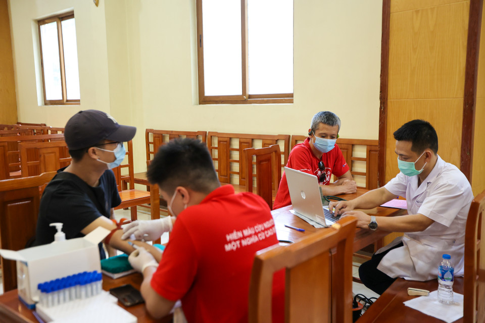 Do những diễn biến phức tạp của tình hình dịch bệnh, lượng máu tiếp nhận đã giảm nghiêm trọng. Viện Huyết học Truyền máu Trung ương trung bình mỗi ngày cần khoảng 1.000-1.200 đơn vị máu để cung cấp cho 177 bệnh viện tại 26 tỉnh khu vực phía Bắc, nhưng hiện nay lượng máu chỉ cung cấp được 60-70% thậm chí dưới 50%. (Ảnh: Minh Sơn/Vietnam+)