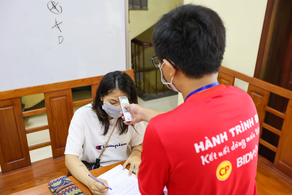 Phía bên trong, ban tổ chức cũng đã tổ chức giãn cách, đảm bảo an toàn nhất cho người hiến máu. (Ảnh: Minh Sơn/Vietnam+)