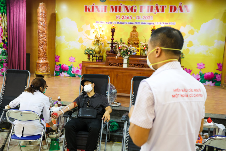 Tại chùa Quán Sứ, Giáo hội Phật giáo Việt Nam đã phối hợp với Viện Huyết học cho mượn địa điểm để tổ chức hoạt động ý nghĩa này. Đây là nơi rộng rãi, thoáng mát, yên tĩnh, dễ dàng thực hiện giãn cách theo Chỉ thị 16. (Ảnh: Minh Sơn/Vietnam+)
