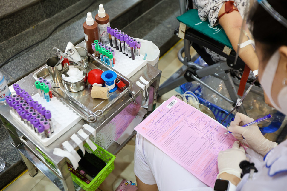 Đội ngũ nhân viên y tế tại điểm hiến máu được đảm bảo an toàn. Toàn bộ đã được tiêm chủng đủ 2 mũi vaccine, mỗi tuần được xét nghiệm COVID-19 hai lần, đảm bảo mỗi người an toàn khoẻ mạnh để tiếp nhận các tình nguyện viên đến hiến máu. (Ảnh: Minh Sơn/Vietnam+)