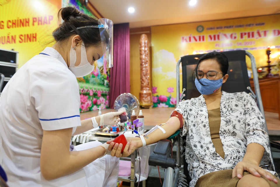 Sau khi thực hiện Chỉ thị 16, tình trạng khan hiếm máu cao khi người hiến máu sụt giảm lớn, chính vì vậy ban tổ chức đã kêu gọi người dân nếu đủ sức khoẻ, an toàn hãy thực hiện tốt 5K và chia sẻ thông tin, thông điệp 'Hiến máu an toàn - Đừng ngại COVID.' (Ảnh: Minh Sơn/Vietnam+)