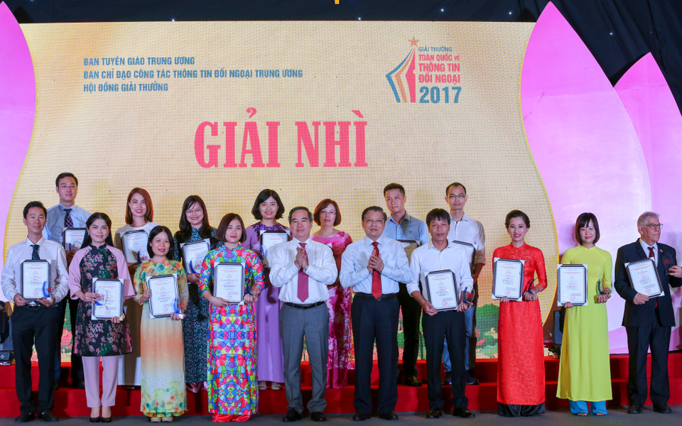 Các tác giả đoạt giải Nhì Giải thưởng toàn quốc về thông tin đối ngoại năm 2017. (Ảnh: Minh Sơn/Vietnam+)