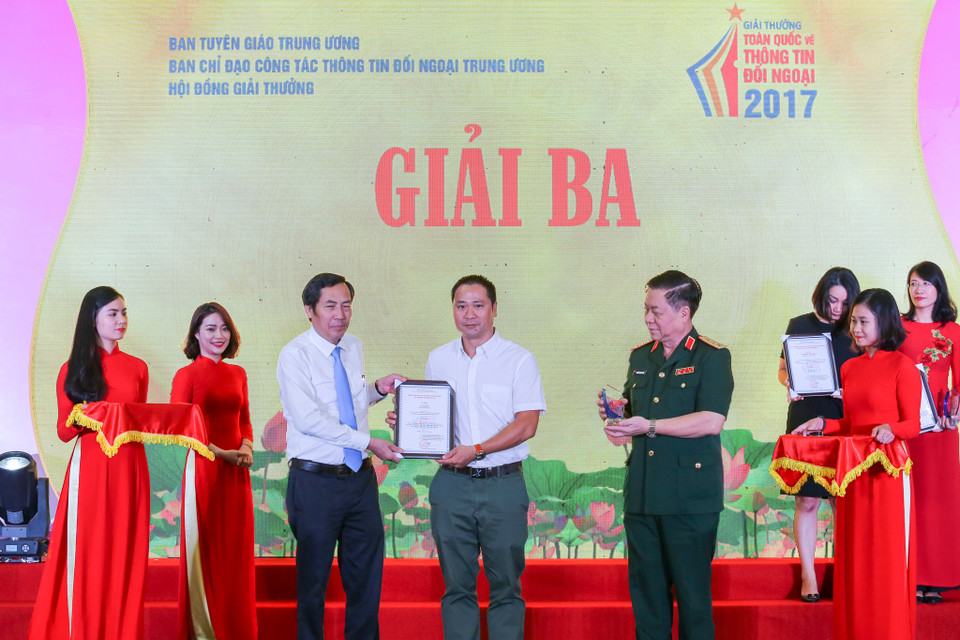 Báo điện tử VietnamPlus vinh dự giải Ba với loạt bài 'Đoàn chuyên gia Thông tấn xã Việt Nam và những năm tháng khó quên tại Campuchia' và một giải Nhì với tác phẩm 'APEC 2017: Tạo động lực mới, vun đắp tương lai'. (Ảnh: Minh Sơn/Vietnam+)