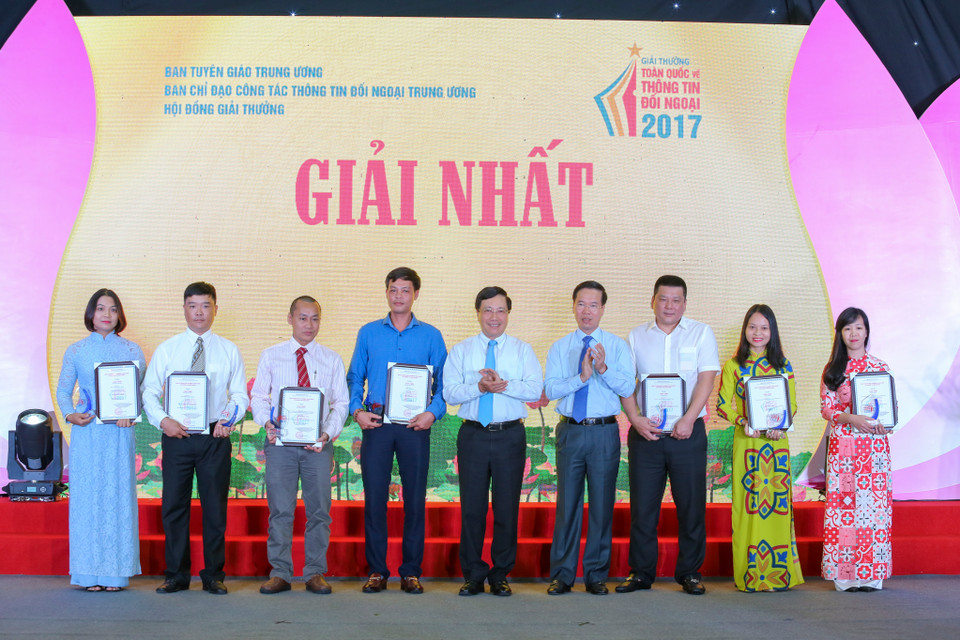 Ông Phạm Bình Minh, Ủy viên Bộ Chính trị, Phó Thủ tướng, Bộ trưởng Bộ Ngoại giao và ông Võ Văn Thưởng, Ủy viên Bộ Chính trị, Bí thư Trung ương Đảng, Trưởng ban Tuyên giáo Trung ương trao giải cho các tác giả đoạt giải Nhất. (Ảnh: Minh Sơn/Vietnam+)