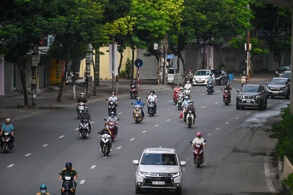 Tại đường Hồ Tùng Mậu (Cầu Giấy, Hà Nội), các phương tiện di chuyển bình thường, không xảy ra tình trạng ùn ứ. (Ảnh: Minh Sơn/Vietnam+)