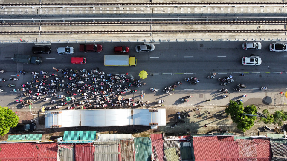 Ghi nhận tại chốt kiểm soát trên đường Cầu Diễn thời điểm 7 giờ 30 sáng, rất đông các phương tiện di chuyển vào nội đô khiến xảy ra tình trạng ùn ứ nhẹ. (Ảnh: Minh Sơn/Vietnam+)