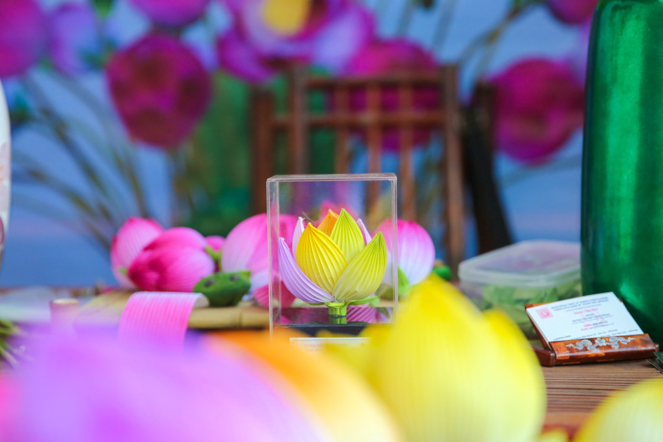 Để làm ra một bông hoa, tất cả các công đoạn đều được thực hiện thủ công. (Ảnh: PV/Vietnam+)