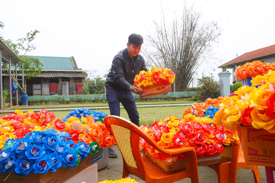 Những năm gần đây, làng hoa giấy Thanh Tiên đã khẳng định được chỗ đứng của mình, khi có mặt trong các lễ hội Festival Huế, lễ hội Festival làng nghề Huế, lễ hội áo dài.... cùng nhiều sự kiện văn hóa khác. (Ảnh: PV/Vietnam+)