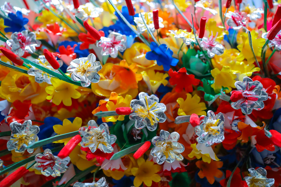 Du khách tới đây hầu như tất cả mọi người đều cảm thấy thích thú với lối kiến trúc đậm chất Việt cổ cũng như trải nghiệm tự làm hoa sen giấy tại ngôi làng cổ kính này. (Ảnh: PV/Vietnam+)