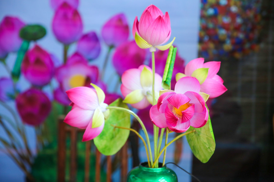 Hoa giấy ở đây được người dân chuộng dùng để thờ cúng, cũng như được trang trí ở các miếu, am, bàn thờ ông địa, táo quân và thần bếp và chùa chiền. (Ảnh: PV/Vietnam+)