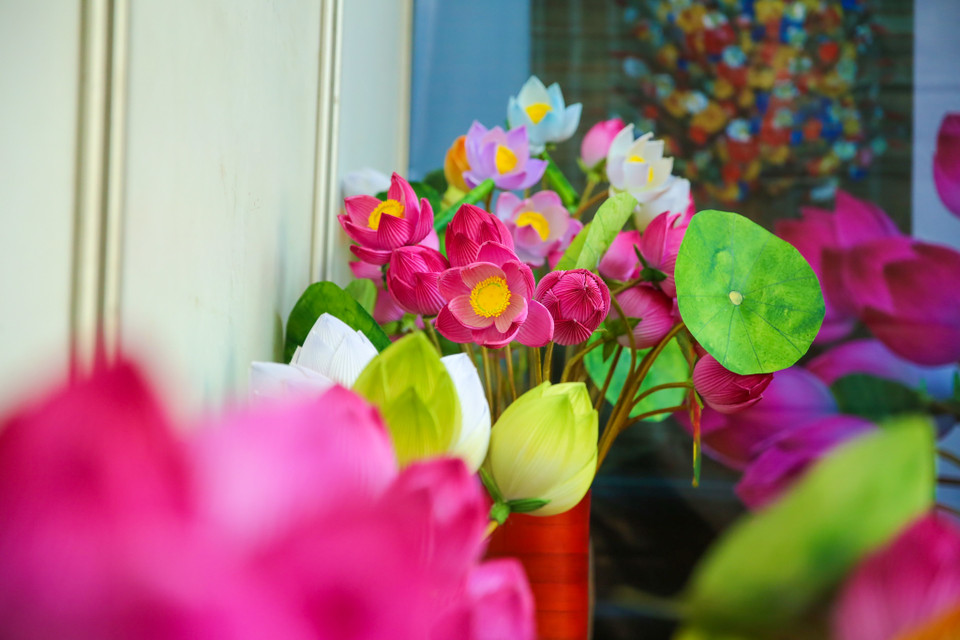 Tre được người dân chẻ, vót mỏng, phơi khô, nhuộm giấy, ruột sắn để làm nhụy và sau đó sẽ kết thành những cây hoa hoàn chỉnh. (Ảnh: PV/Vietnam+)