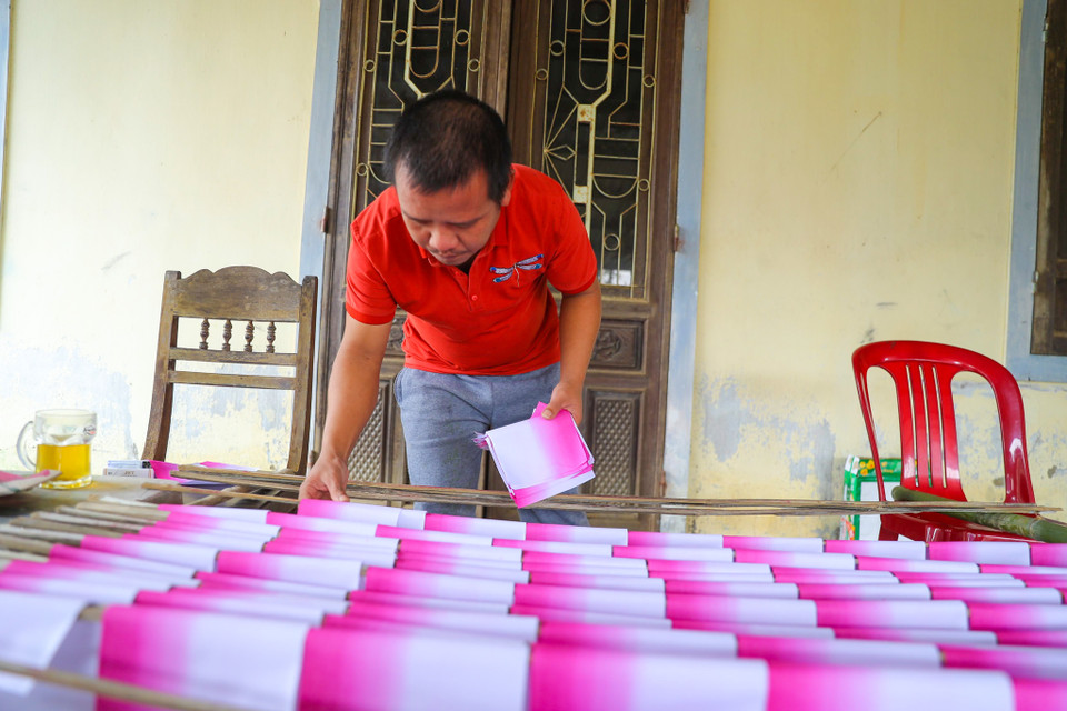 Hoa sẽ được cắm vào chông, một chông sẽ có 100 cây hoa và người bán sẽ vác cả chông hoa trên vai đi bán dạo khắp các phố phường, các khu chợ. (Ảnh: PV/Vietnam+)