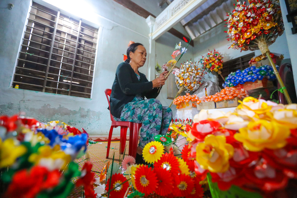 Bà Thanh cho biết những ngày cuối năm như thế này dù trời mưa nhiều nhưng vẫn có rất nhiều khách du lịch đến tham quan và trải nghiệm làm hoa tại nhà bà. (Ảnh: PV/Vietnam+)