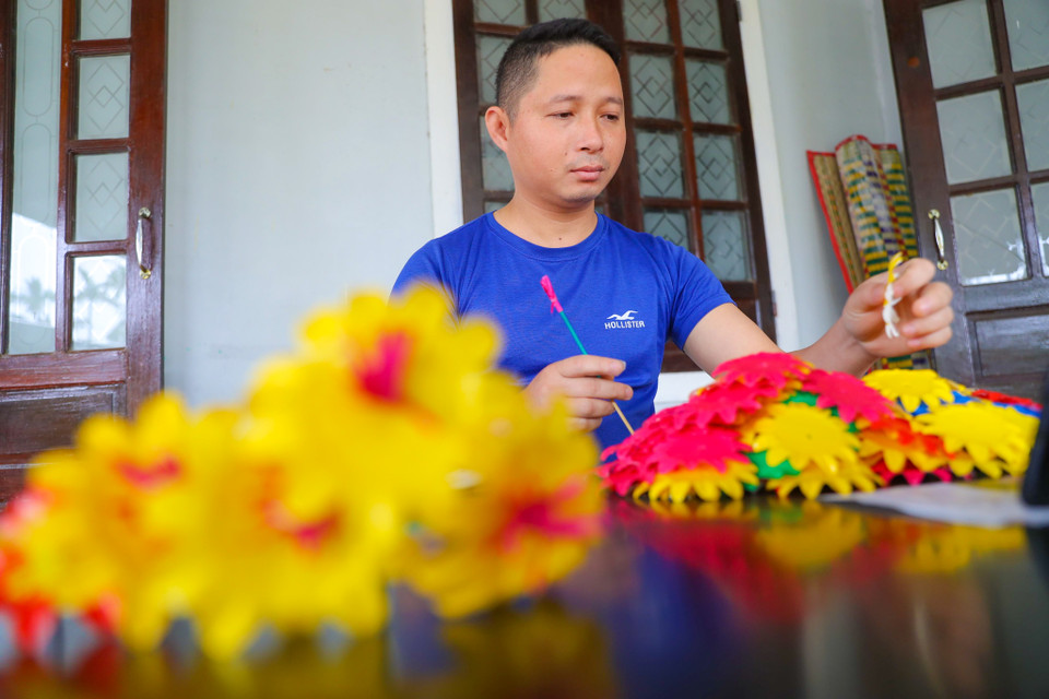 Việc gắn hoa thành cành cũng là một điều thú vị và thường mỗi cành hoa của Thanh Tiên có từ 9- 10 bông, bởi theo quan niệm của người Huế, đó là những con số may mắn luôn đem lại mọi điểu tốt lành. (Ảnh: PV/Vietnam+)