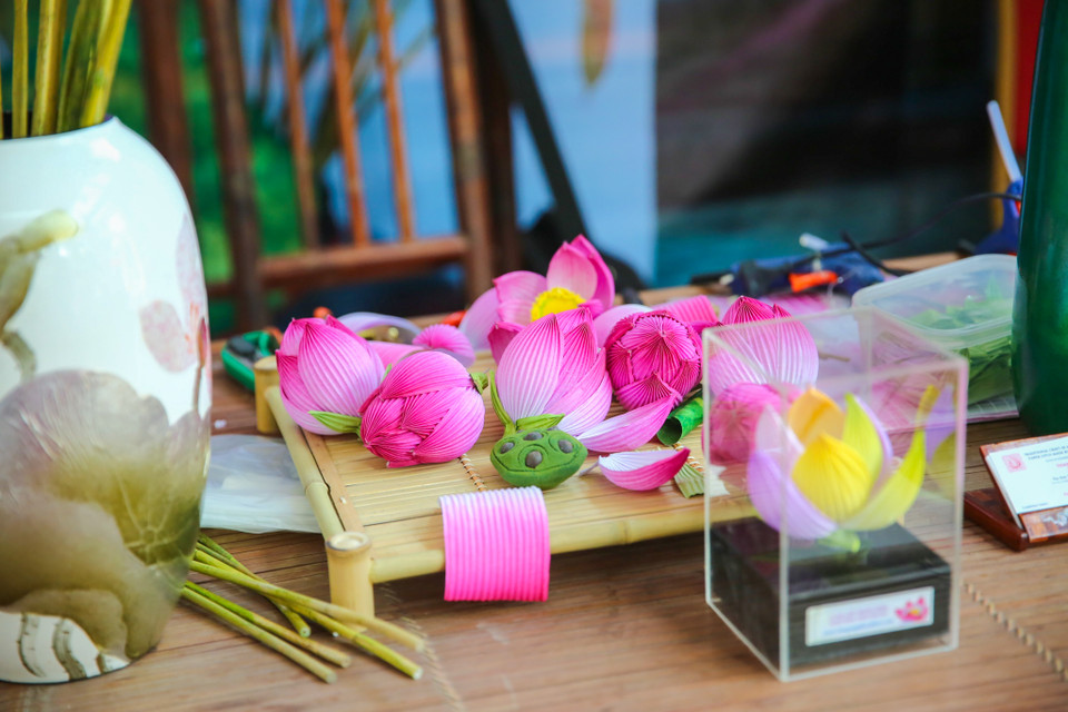 Du khách đặt chân tới đây những ngày này sẽ cảm nhận rõ không khí rộn ràng của người mua kẻ bán. (Ảnh: PV/Vietnam+)