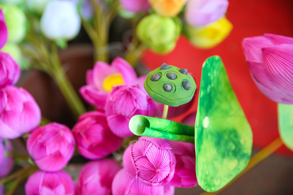 Còn gần hai tháng nữa mới đến Tết Nguyên đán nhưng thời điểm này các nghệ nhân ở làng đã tất bật để tạo nguồn hàng cung ứng cho thị trường gần xa. (Ảnh: PV/Vietnam+)