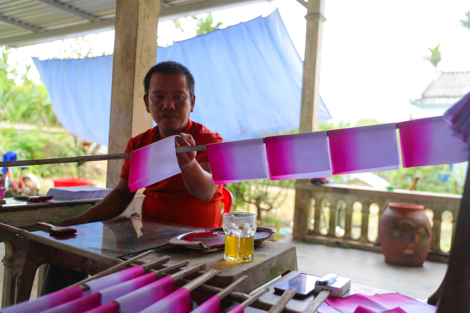 Một người làm hoa giấy thành thạo có thể làm được 15 đến 20 bông mỗi ngày. (Ảnh: PV/Vietnam+)